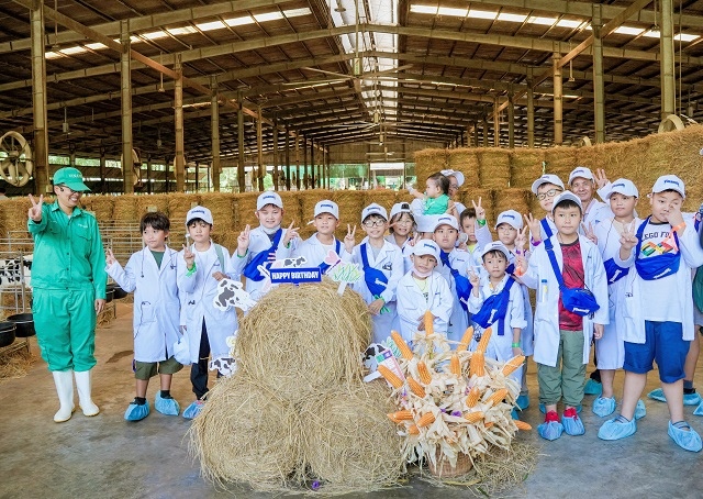 Học sinh thích thú khám phá trang trại Green Farm và siêu nhà máy sữa Vinamilk